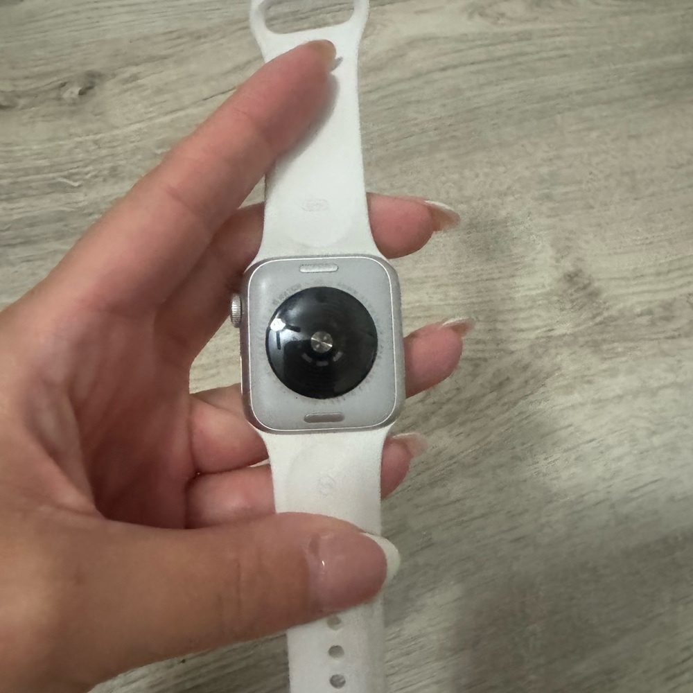 Apple Smartwatch with Silver Case and White Band - Picture 5 of 11